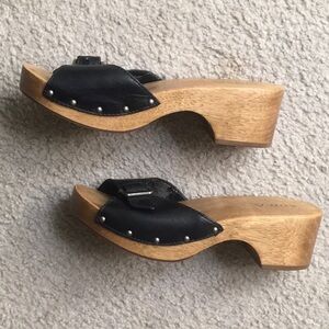 KDB/BLACK-LEATHER BUCKLEwWOOD BOTTOMS MULES